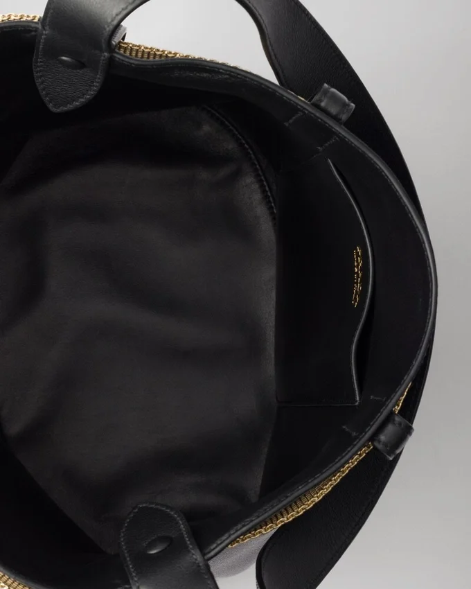 Bolso tipo cubo de cuero con hebilla de Prada y cinturón con joyas Bolso tipo cubo de cuero con hebilla de Prada y cinturón con joyas