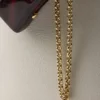 Bolso tipo cubo de cuero con hebilla de Prada y cinturón con joyas Bolso tipo cubo de cuero con hebilla de Prada y cinturón con joyas
