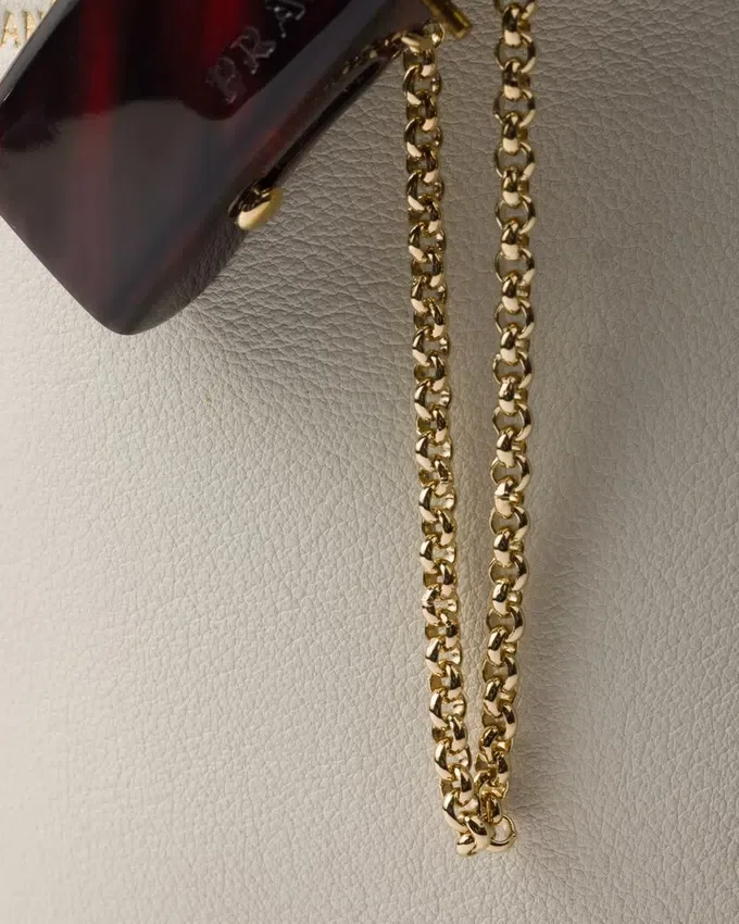 Bolso tipo cubo de cuero con hebilla de Prada y cinturón con joyas Bolso tipo cubo de cuero con hebilla de Prada y cinturón con joyas