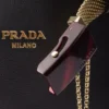 Bolso tipo cubo de cuero con hebilla de Prada y cinturón con joyas Bolso tipo cubo de cuero con hebilla de Prada y cinturón con joyas