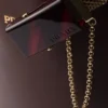 Bolso tipo cubo de cuero con hebilla de Prada y cinturón con joyas Bolso tipo cubo de cuero con hebilla de Prada y cinturón con joyas