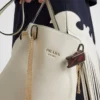 Bolso tipo cubo de cuero con hebilla de Prada y cinturón con joyas Bolso tipo cubo de cuero con hebilla de Prada y cinturón con joyas