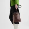 Bolso tipo cubo de cuero con hebilla de Prada y cinturón con joyas Bolso tipo cubo de cuero con hebilla de Prada y cinturón con joyas