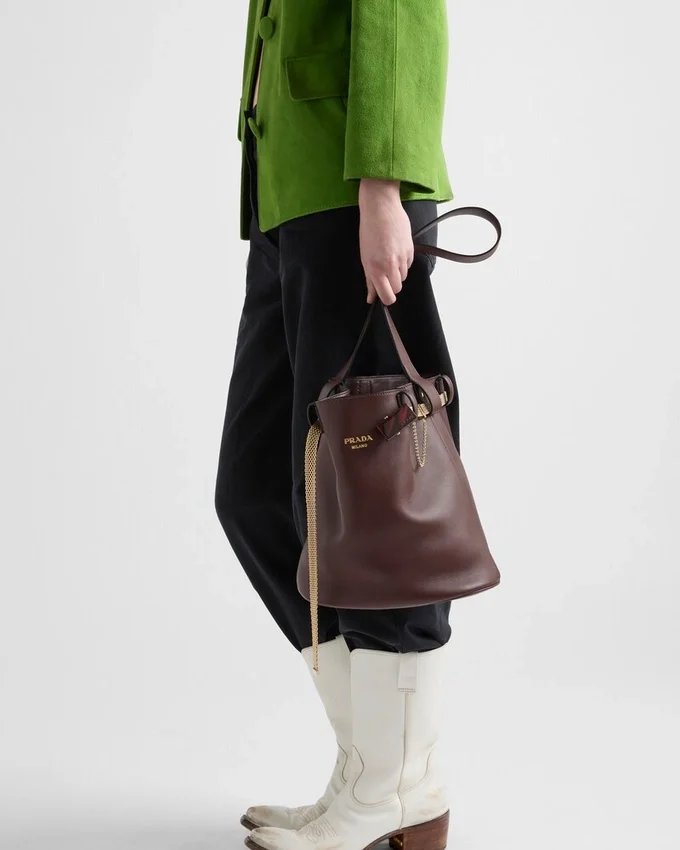 Bolso tipo cubo de cuero con hebilla de Prada y cinturón con joyas Bolso tipo cubo de cuero con hebilla de Prada y cinturón con joyas