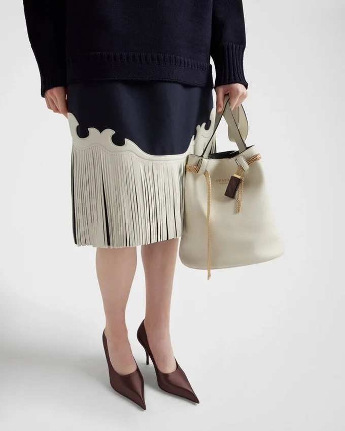 Bolso tipo cubo de cuero con hebilla de Prada y cinturón con joyas Bolso tipo cubo de cuero con hebilla de Prada y cinturón con joyas