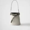 Bolso tipo cubo de cuero con hebilla Prada y cinturón con tachuelas