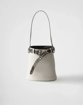 Bolso tipo cubo de cuero con hebilla Prada y cinturón con tachuelas