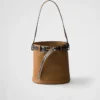 Bolso tipo cubo de cuero con hebilla Prada y cinturón con tachuelas