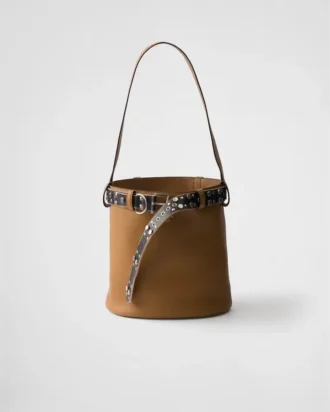 Bolso tipo cubo de cuero con hebilla Prada y cinturón con tachuelas