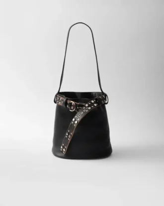 Bolso tipo cubo de cuero con hebilla Prada y cinturón con tachuelas