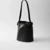 Bolso tipo cubo de cuero con hebilla Prada y cinturón con tachuelas