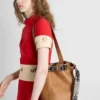 Bolso tipo cubo de cuero con hebilla Prada y cinturón con tachuelas
