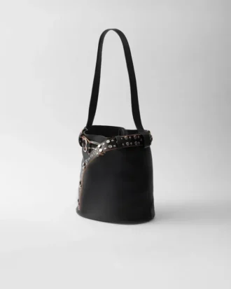 Bolso tipo cubo de cuero con hebilla Prada y cinturón con tachuelas