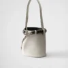 Bolso tipo cubo de cuero con hebilla Prada y cinturón con tachuelas