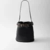 Bolso tipo cubo de cuero con hebilla Prada y cinturón con tachuelas