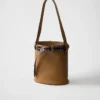 Bolso tipo cubo de cuero con hebilla Prada y cinturón con tachuelas