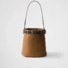 Bolso tipo cubo de cuero con hebilla Prada y cinturón con tachuelas