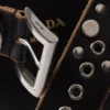 Bolso tipo cubo de cuero con hebilla Prada y cinturón con tachuelas