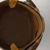 Bolso tipo cubo de cuero con hebilla Prada y cinturón con tachuelas