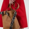 Bolso tipo cubo de cuero con hebilla Prada y cinturón con tachuelas