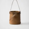 Bolso tipo cubo de cuero con hebilla y cinturón de Prada Bolso tipo cubo de cuero con hebilla y cinturón de Prada