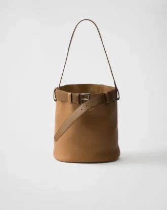 Bolso tipo cubo de cuero con hebilla y cinturón de Prada