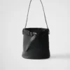 Bolso tipo cubo de cuero con hebilla y cinturón de Prada Bolso tipo cubo de cuero con hebilla y cinturón de Prada