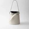 Bolso tipo cubo de cuero con hebilla y cinturón de Prada Bolso tipo cubo de cuero con hebilla y cinturón de Prada
