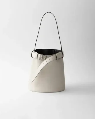 Bolso tipo cubo de cuero con hebilla y cinturón de Prada