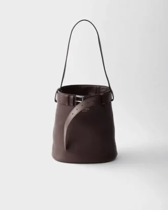 Bolso tipo cubo de cuero con hebilla y cinturón de Prada
