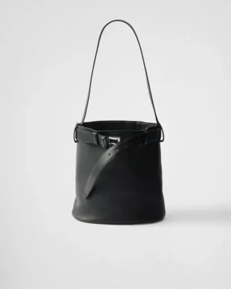 Bolso tipo cubo de cuero con hebilla y cinturón de Prada