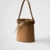 Bolso tipo cubo de cuero con hebilla y cinturón de Prada Bolso tipo cubo de cuero con hebilla y cinturón de Prada