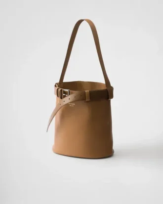 Bolso tipo cubo de cuero con hebilla y cinturón de Prada