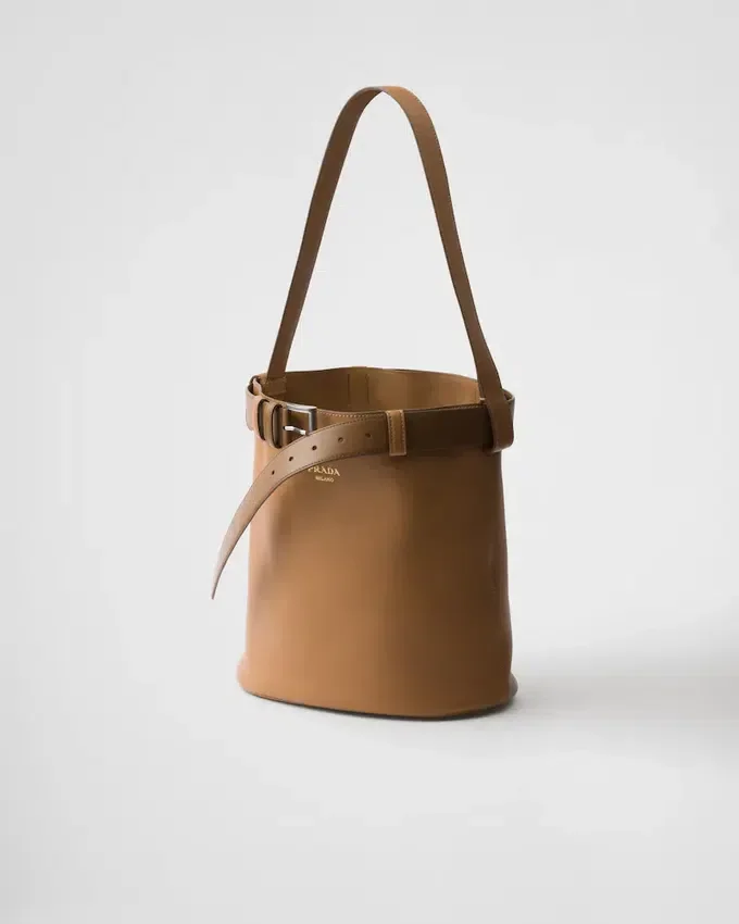Bolso tipo cubo de cuero con hebilla y cinturón de Prada Bolso tipo cubo de cuero con hebilla y cinturón de Prada