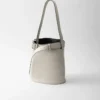 Bolso tipo cubo de cuero con hebilla y cinturón de Prada Bolso tipo cubo de cuero con hebilla y cinturón de Prada