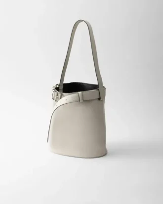 Bolso tipo cubo de cuero con hebilla y cinturón de Prada