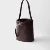 Bolso tipo cubo de cuero con hebilla y cinturón de Prada Bolso tipo cubo de cuero con hebilla y cinturón de Prada