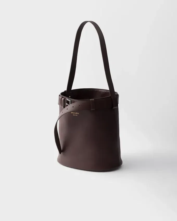 Bolso tipo cubo de cuero con hebilla y cinturón de Prada Bolso tipo cubo de cuero con hebilla y cinturón de Prada