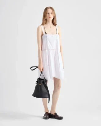 Bolso tipo cubo de cuero con hebilla y cinturón de Prada