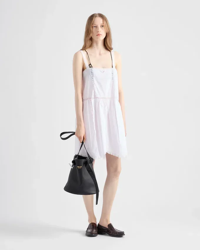 Bolso tipo cubo de cuero con hebilla y cinturón de Prada Bolso tipo cubo de cuero con hebilla y cinturón de Prada