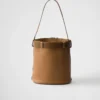 Bolso tipo cubo de cuero con hebilla y cinturón de Prada Bolso tipo cubo de cuero con hebilla y cinturón de Prada