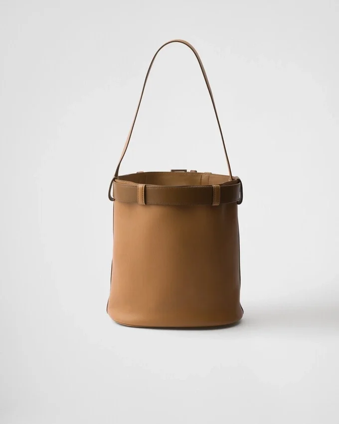 Bolso tipo cubo de cuero con hebilla y cinturón de Prada Bolso tipo cubo de cuero con hebilla y cinturón de Prada