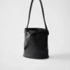 Bolso tipo cubo de cuero con hebilla y cinturón de Prada Bolso tipo cubo de cuero con hebilla y cinturón de Prada