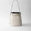 Bolso tipo cubo de cuero con hebilla y cinturón de Prada Bolso tipo cubo de cuero con hebilla y cinturón de Prada