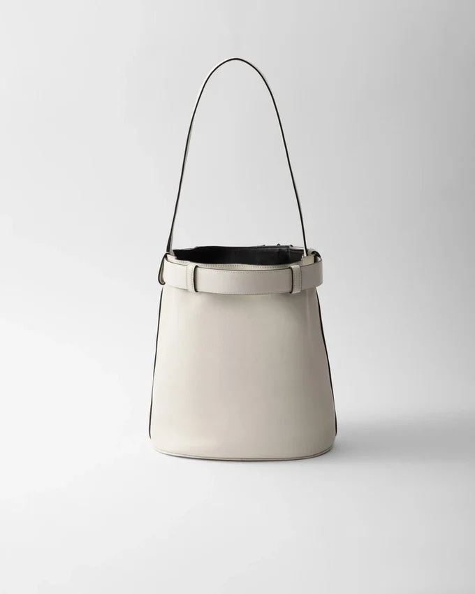 Bolso tipo cubo de cuero con hebilla y cinturón de Prada Bolso tipo cubo de cuero con hebilla y cinturón de Prada