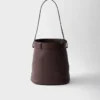 Bolso tipo cubo de cuero con hebilla y cinturón de Prada Bolso tipo cubo de cuero con hebilla y cinturón de Prada