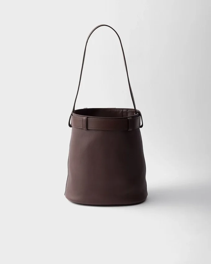 Bolso tipo cubo de cuero con hebilla y cinturón de Prada Bolso tipo cubo de cuero con hebilla y cinturón de Prada