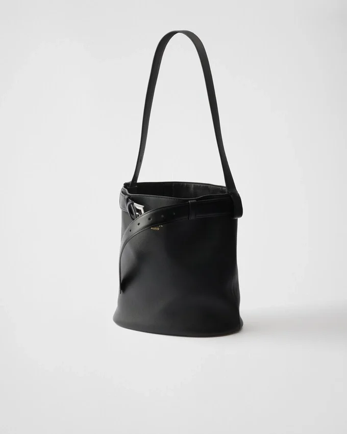 Bolso tipo cubo de cuero con hebilla y cinturón de Prada Bolso tipo cubo de cuero con hebilla y cinturón de Prada
