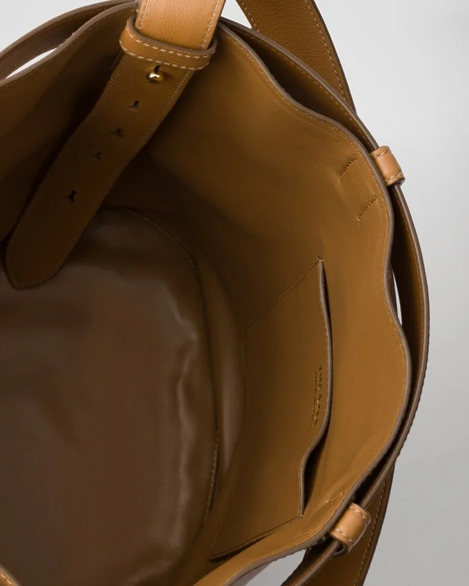 Bolso tipo cubo de cuero con hebilla y cinturón de Prada Bolso tipo cubo de cuero con hebilla y cinturón de Prada