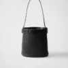 Bolso tipo cubo de cuero con hebilla y cinturón de Prada Bolso tipo cubo de cuero con hebilla y cinturón de Prada